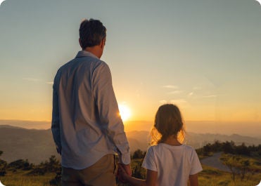 Uomo e bimba  per mano guardano l'orizzonte