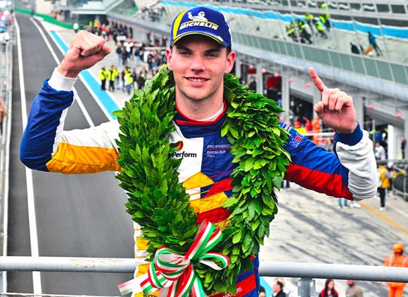 Keagan con corona di alloro dopo la vittoria della Porche Carrera Cup Italia 2024