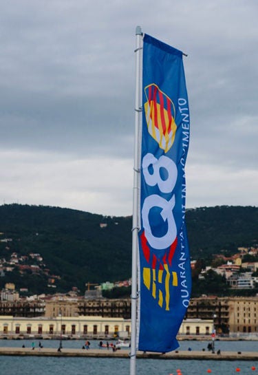 Vela Q8 sullo sfondo del porto di Trieste
